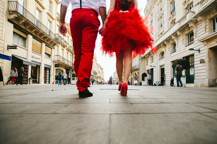 Photo de mariés dans la rue en robe rouge à froufrous - Photo SL Photographies http://www.stephen-liberge.com